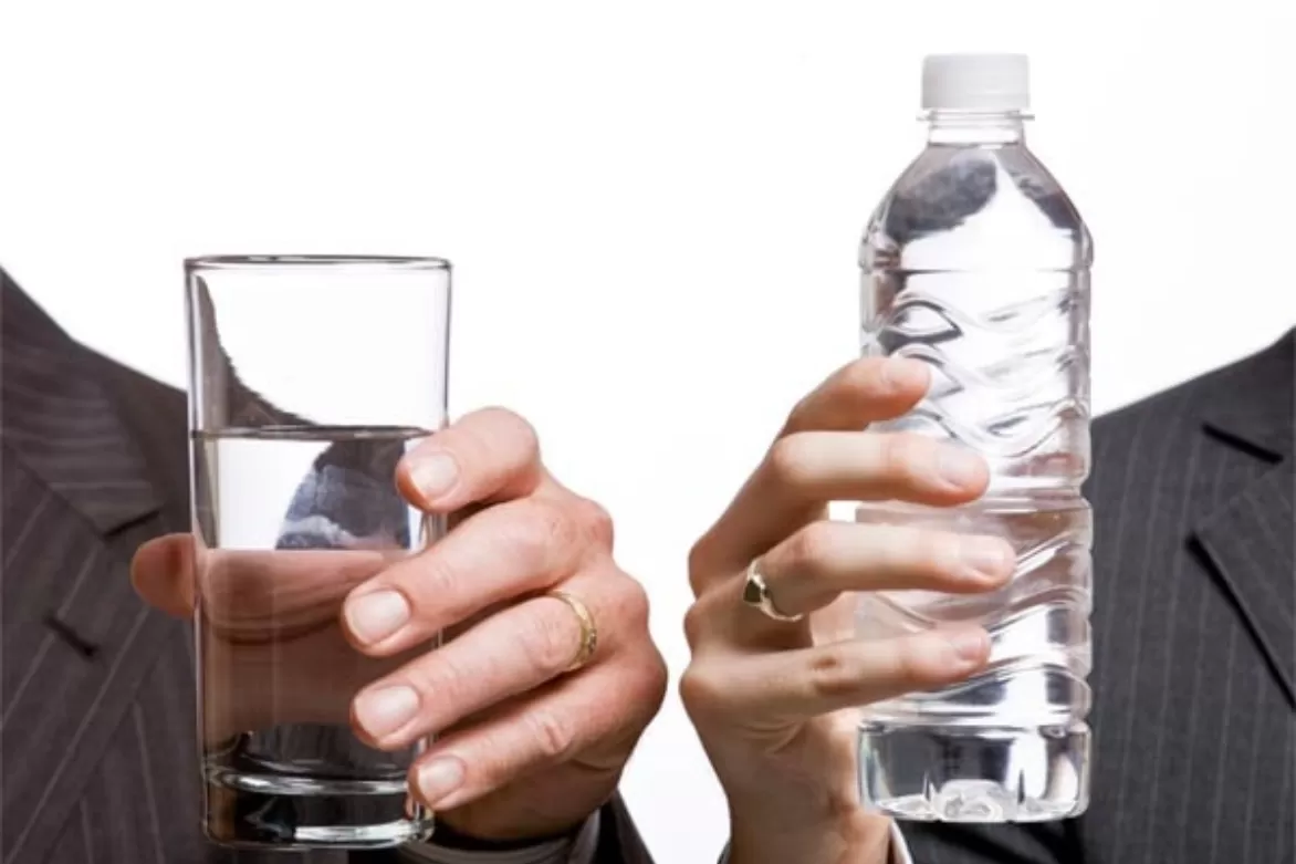 5 LÝ DO BẠN NÊN NGỪNG UỐNG NƯỚC ĐÓNG CHAI