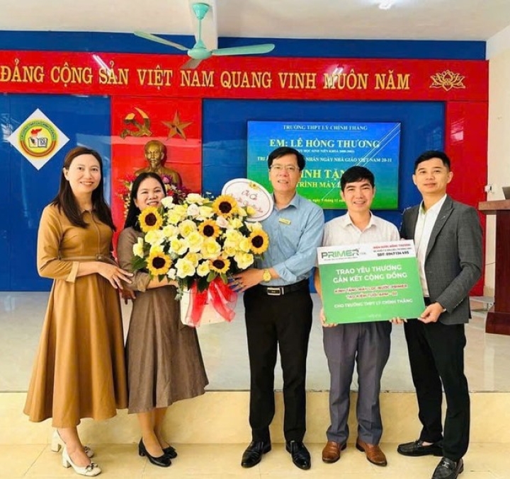 Trao tặng thiết bị cho các cơ quan nhà nước
